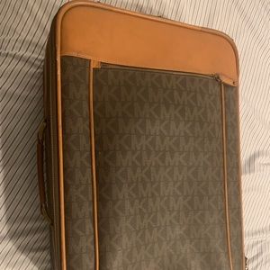 Michael Kors Carryon 21 inches